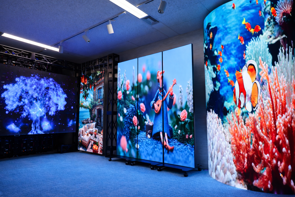 透過型LEDビジョンの展示