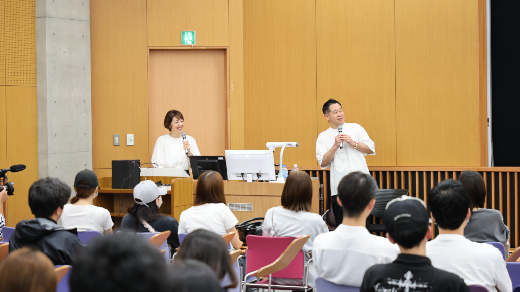 東洋学園大学にて、LIVESION LEDビジョンを活用した体験型特別講義を実施
